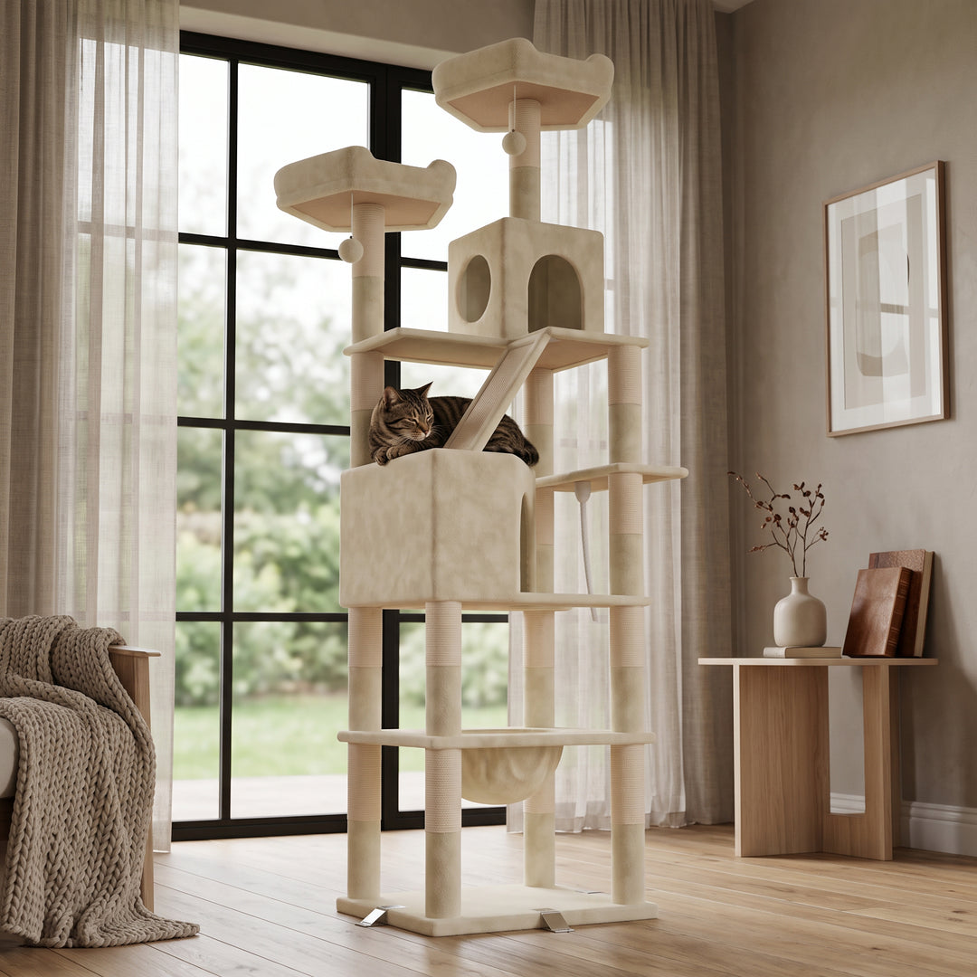 Arbre a chat XXL beige 208 cm en situation dans un salon scandinave avec chat - Griffova
