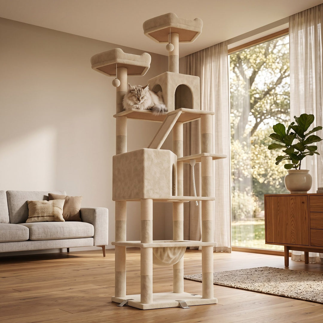 Arbre a chat en bois XXL Baobab dans un salon chaleureux