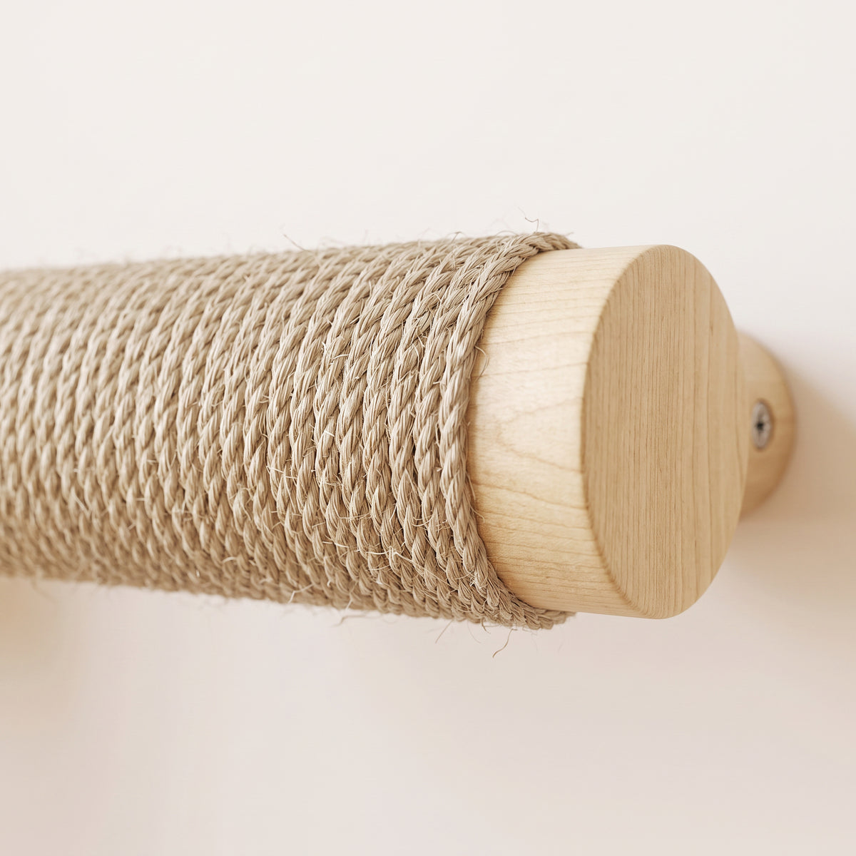 Detail macro du griffoir cylindrique en sisal et embout bois - Griffova Liane